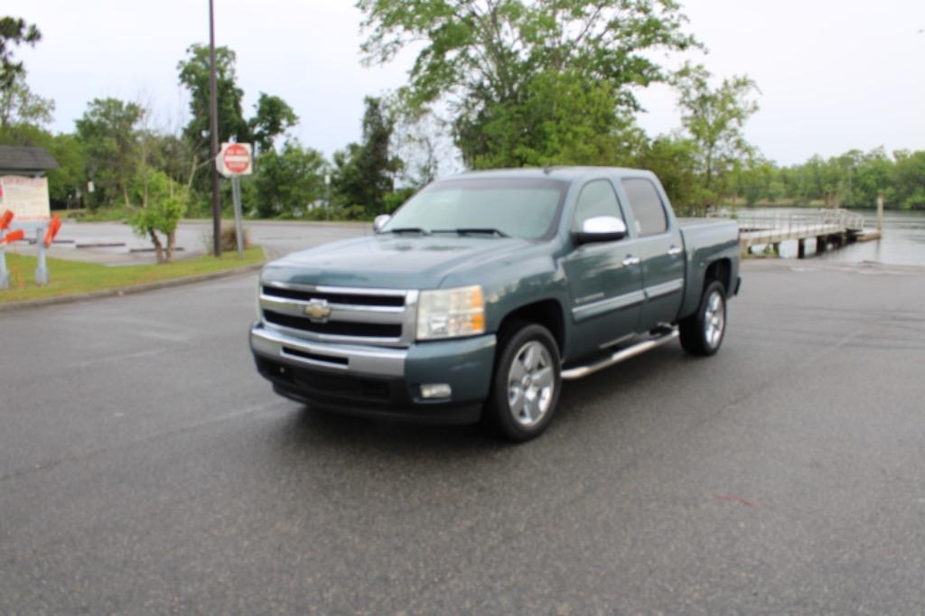 2011 Chevrolet Silverado 1500 LT photo 2