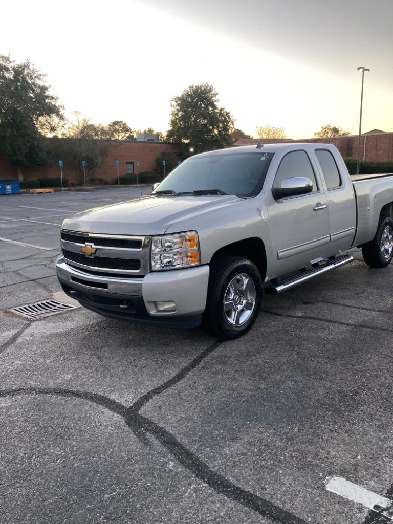 2011 Chevrolet Silverado 1500 LT photo 2