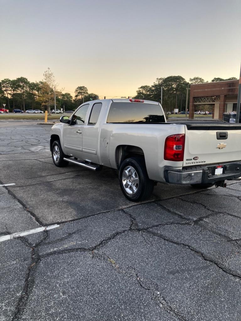 2011 Chevrolet Silverado 1500 LT photo 4