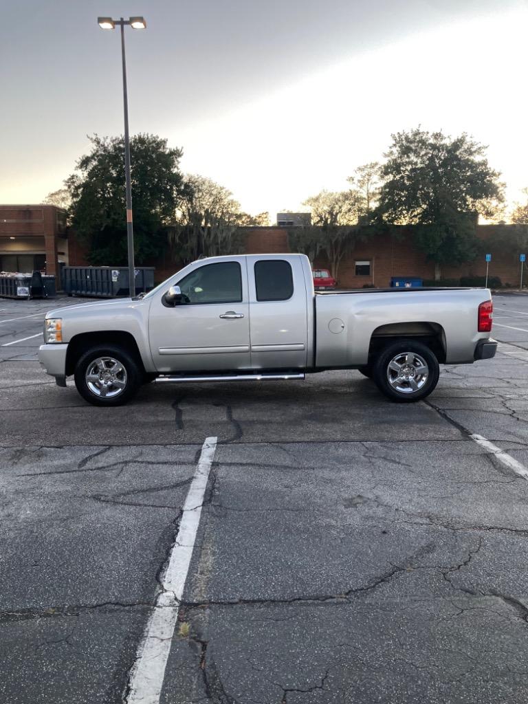 2011 Chevrolet Silverado 1500 LT photo 3